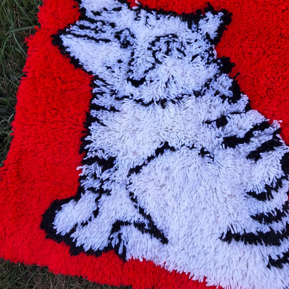 RARE vintage large latch hook cat wall art / rug